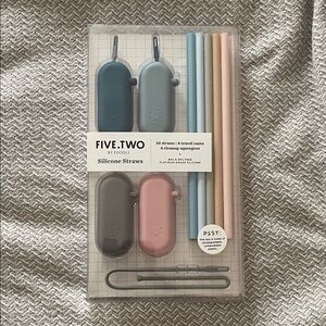 ✨10 Silicone Travel Straws w/ Travel Case - Brand New With Tag✨
